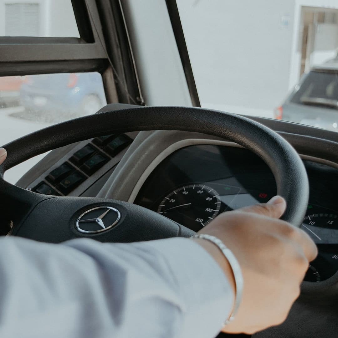 Cabina Mercedes-Benz de una unidad de Punto Transportes